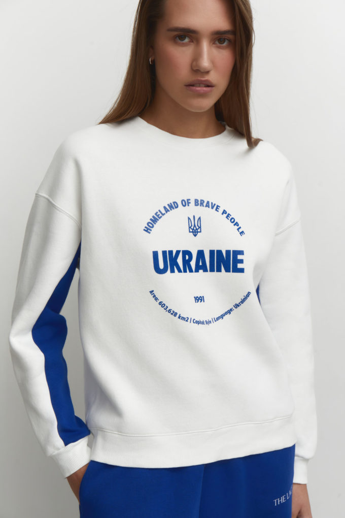 Sweatshirt with blue contrast sleeves in milk photo 3