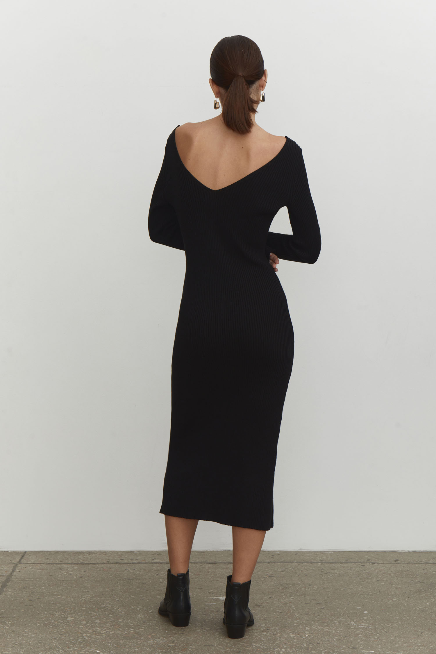 Трикотажна сукня міді з відкритою спиною чорна - THE LACE фото 128794
