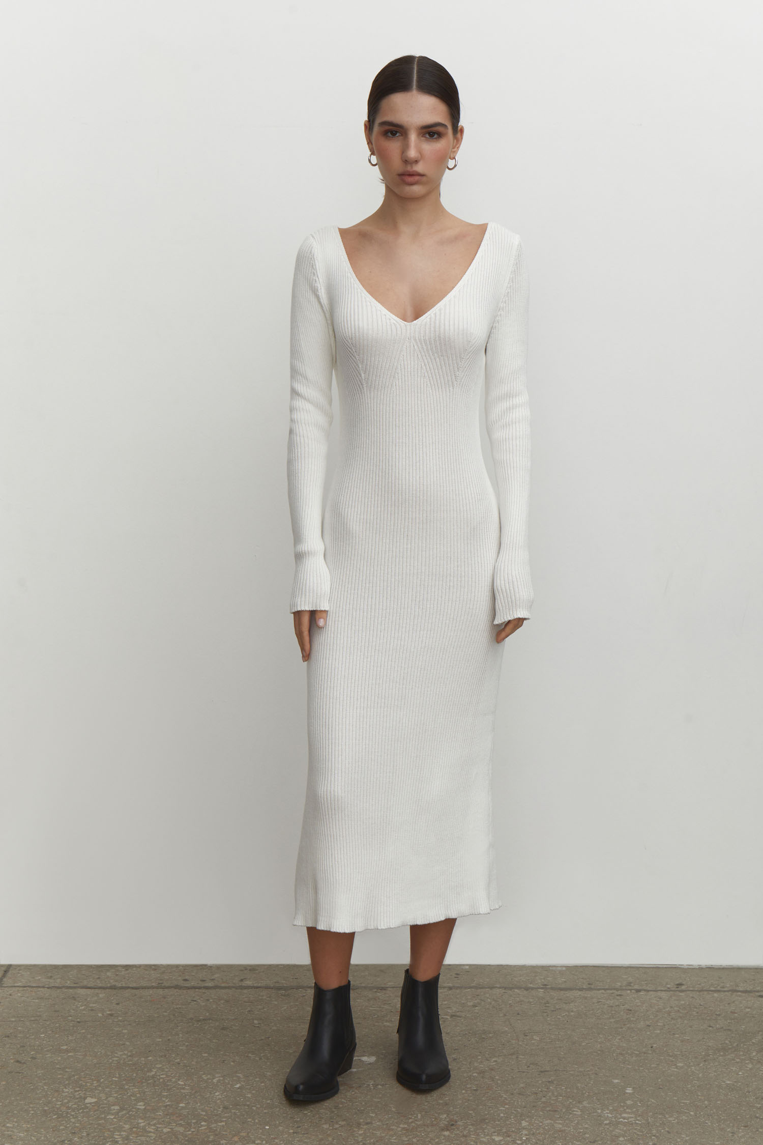 Трикотажна сукня міді з відкритою спиною молочна - THE LACE фото 128796