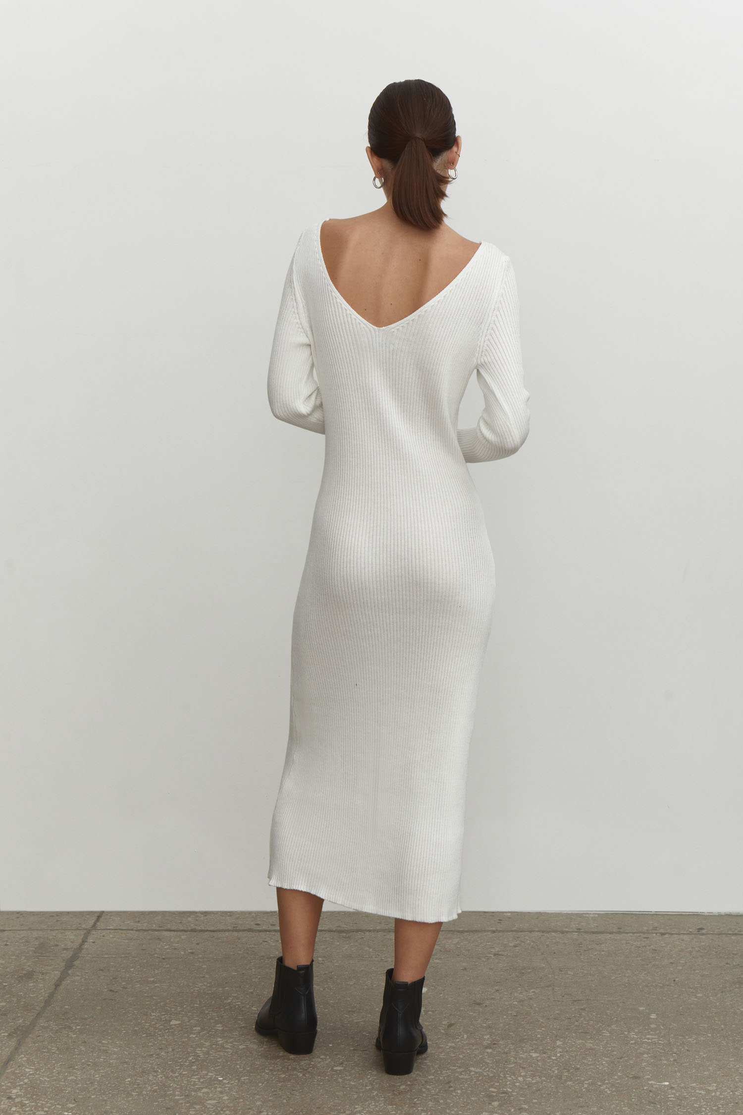 Трикотажна сукня міді з відкритою спиною молочна - THE LACE фото 128797
