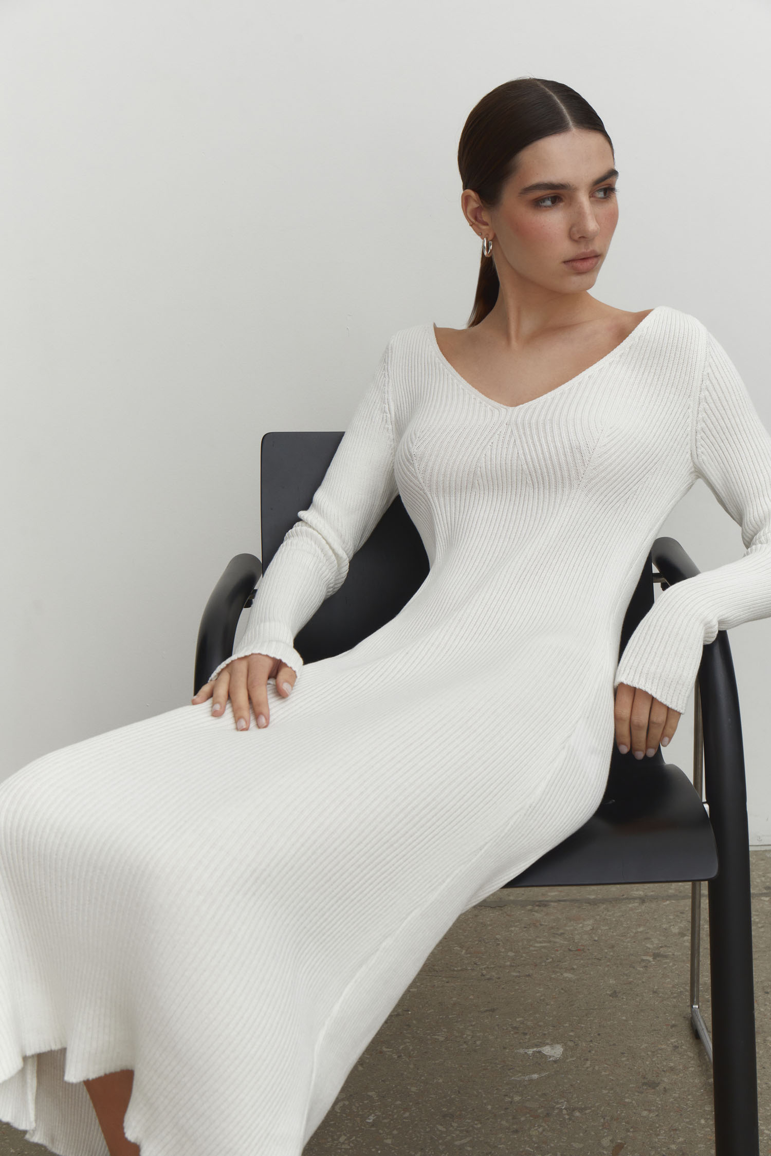 Трикотажна сукня міді з відкритою спиною молочна - THE LACE фото 128798