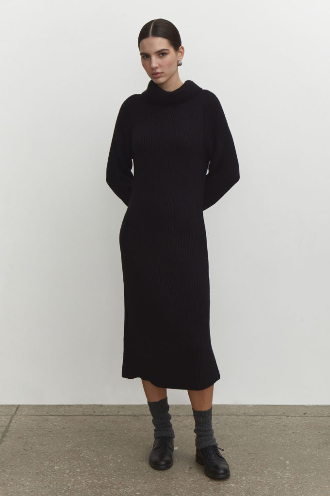 Трикотажна сукня міді вільного крою чорна - THE LACE