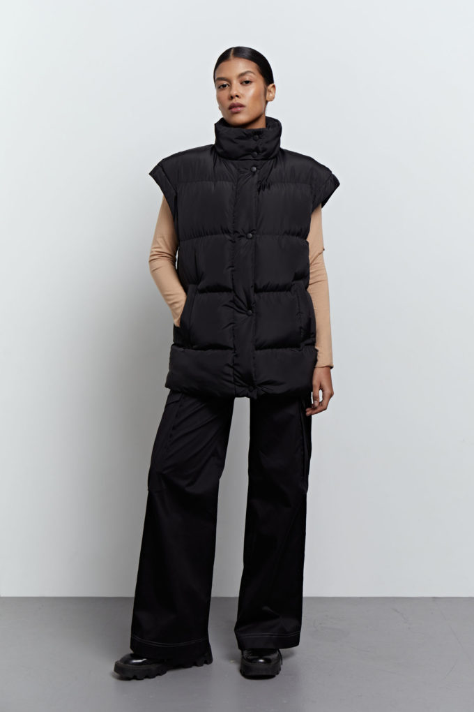 Oversized quilted vest in black photo 3
