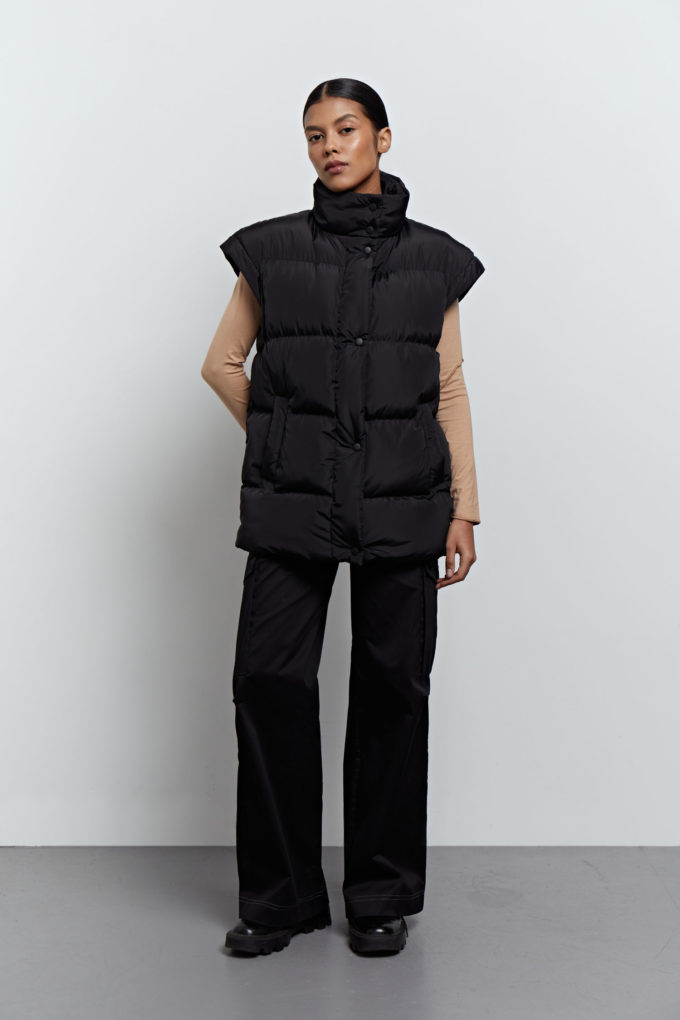 Oversized quilted vest in black photo 2