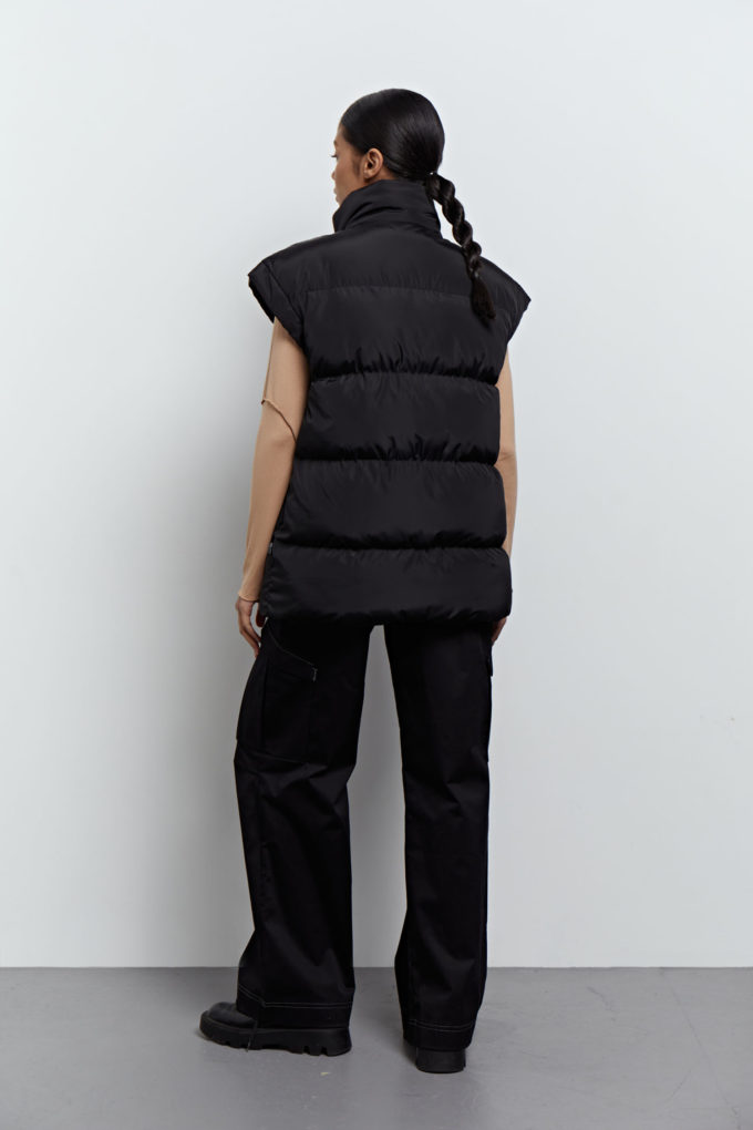 Oversized quilted vest in black photo 4