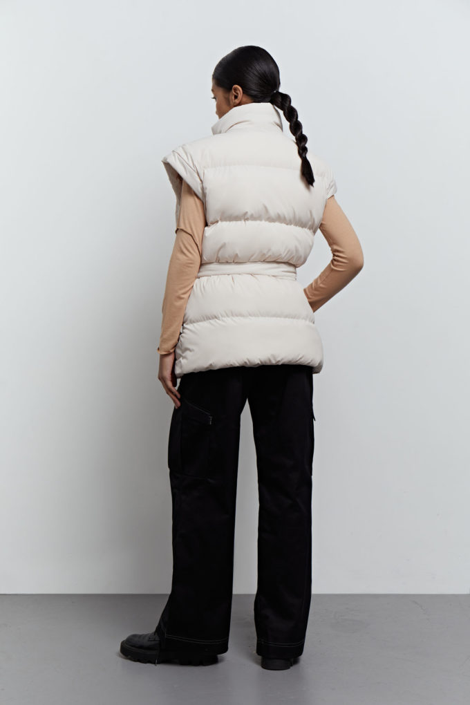 Oversized quilted vest in creamy photo 3