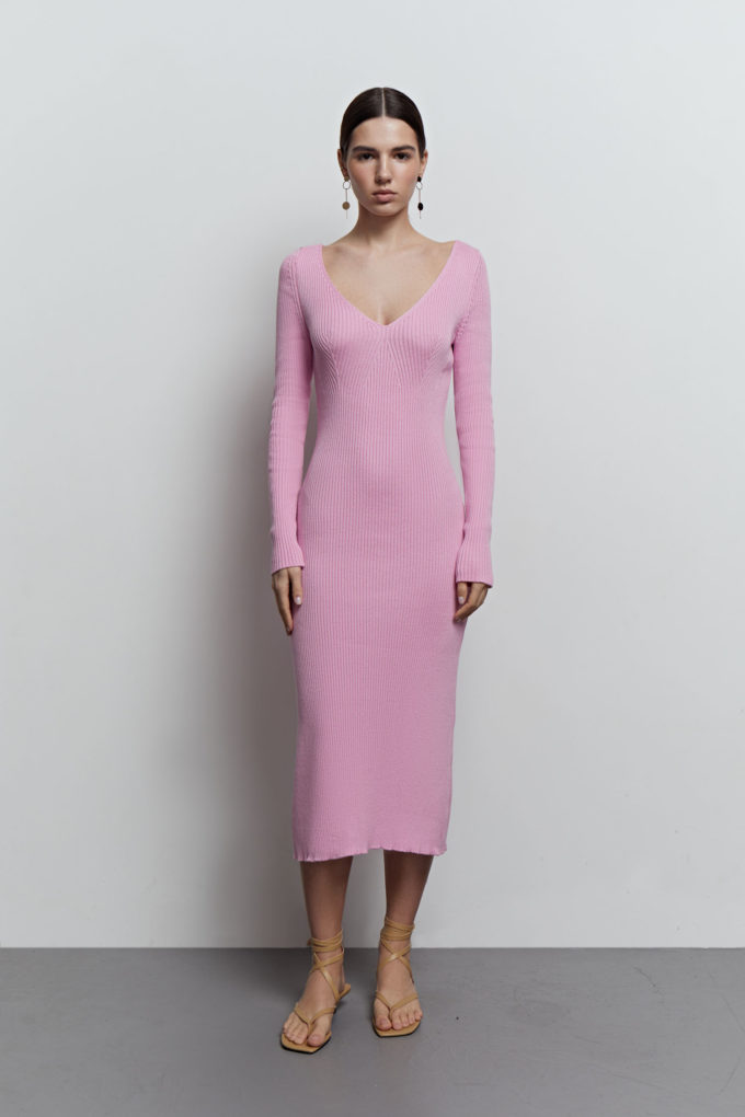 Трикотажна сукня міді з відкритою спиною рожева фото 2