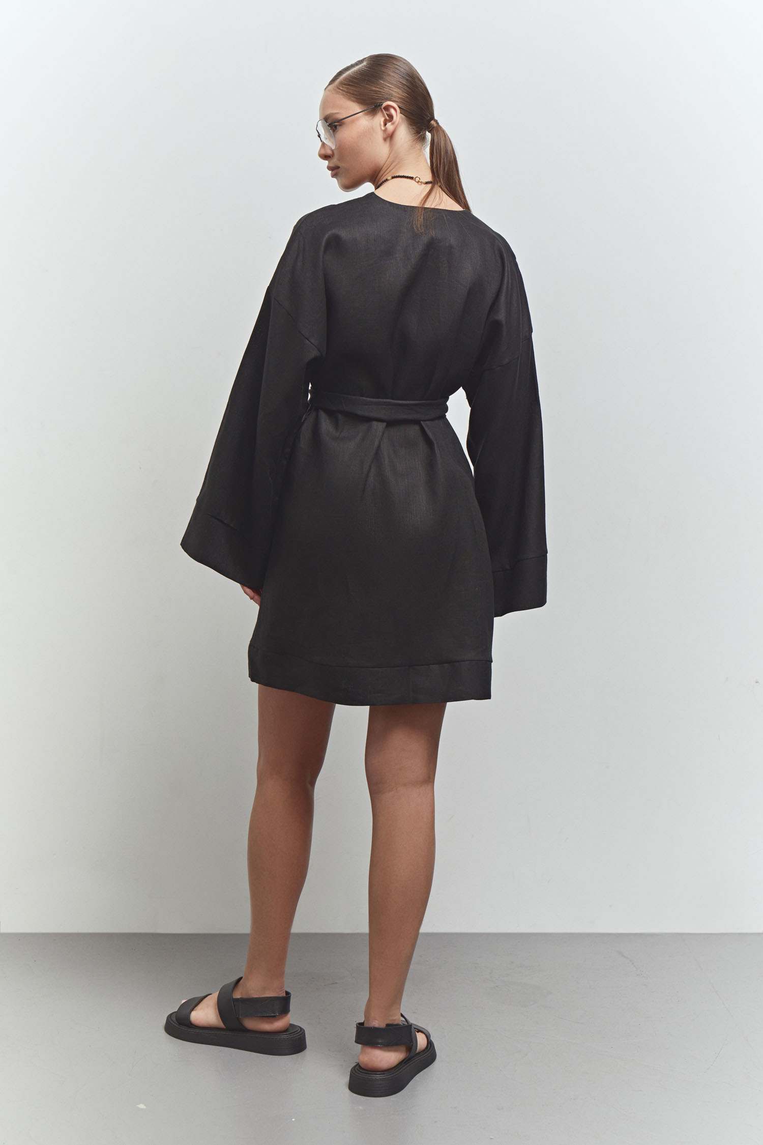 Сукня кімоно міні з льону чорна - THE LACE фото 149698
