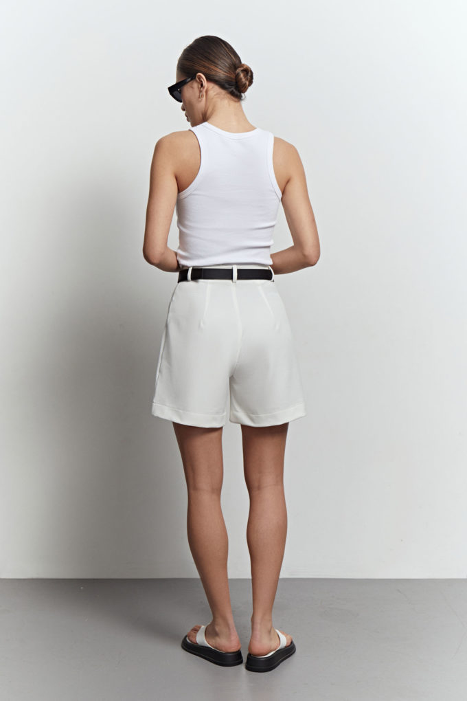 Shorts with tucks in white photo 3
