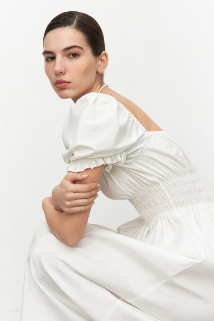 Сукня міді зі спущеними плечима з льону молочна - THE LACE фото 151060