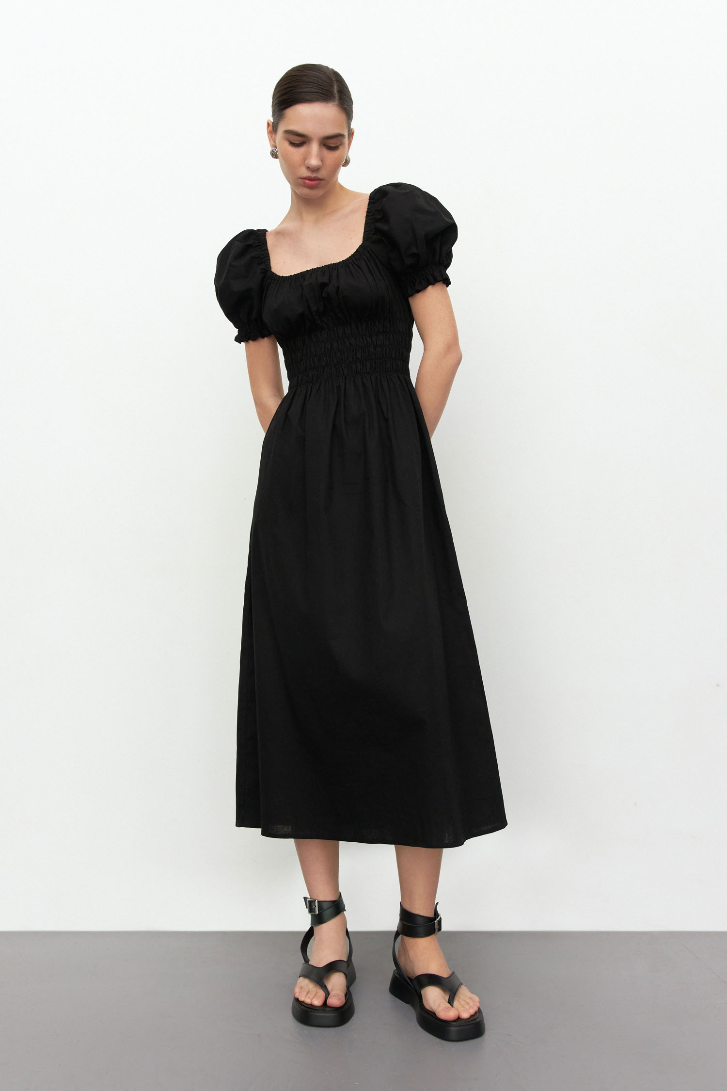 Сукня міді зі спущеними плечима з льону чорна - THE LACE фото 151061