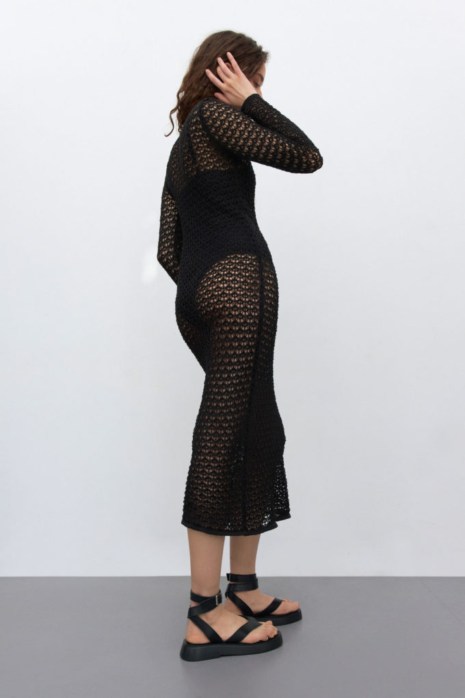 Трикотажна сукня з ажурною вʼязкою чорна фото 3