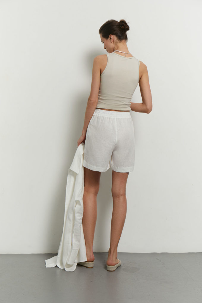 Oversized linen shorts with buttons in milk photo 4