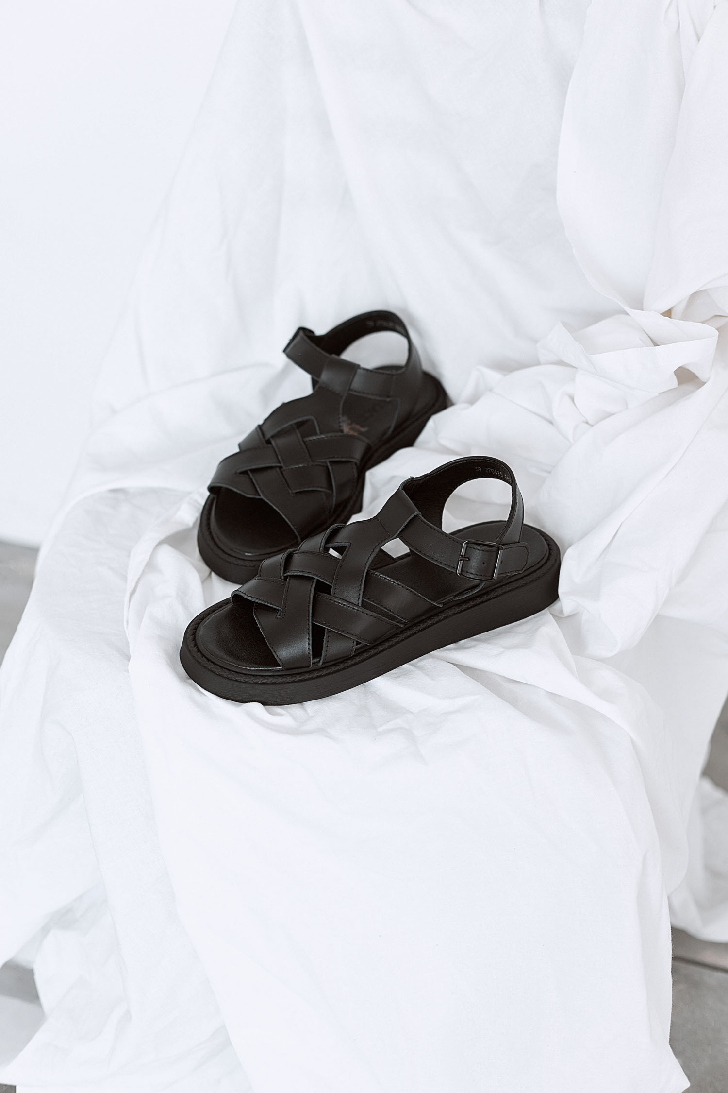 Шкіряні сандалі з переплетом чорні - THE LACE фото 158843