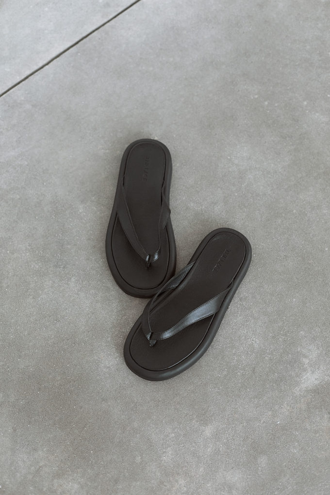 Шкіряні сандалі-в'єтнамки чорні - THE LACE фото 158847