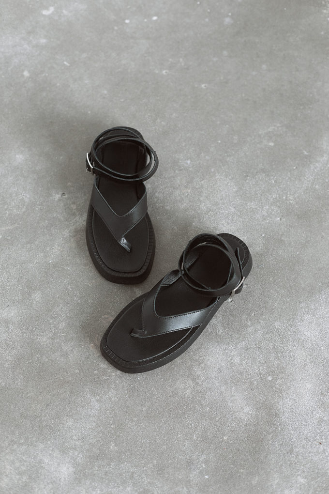 Шкіряні сандалі на ремені чорні фото 2