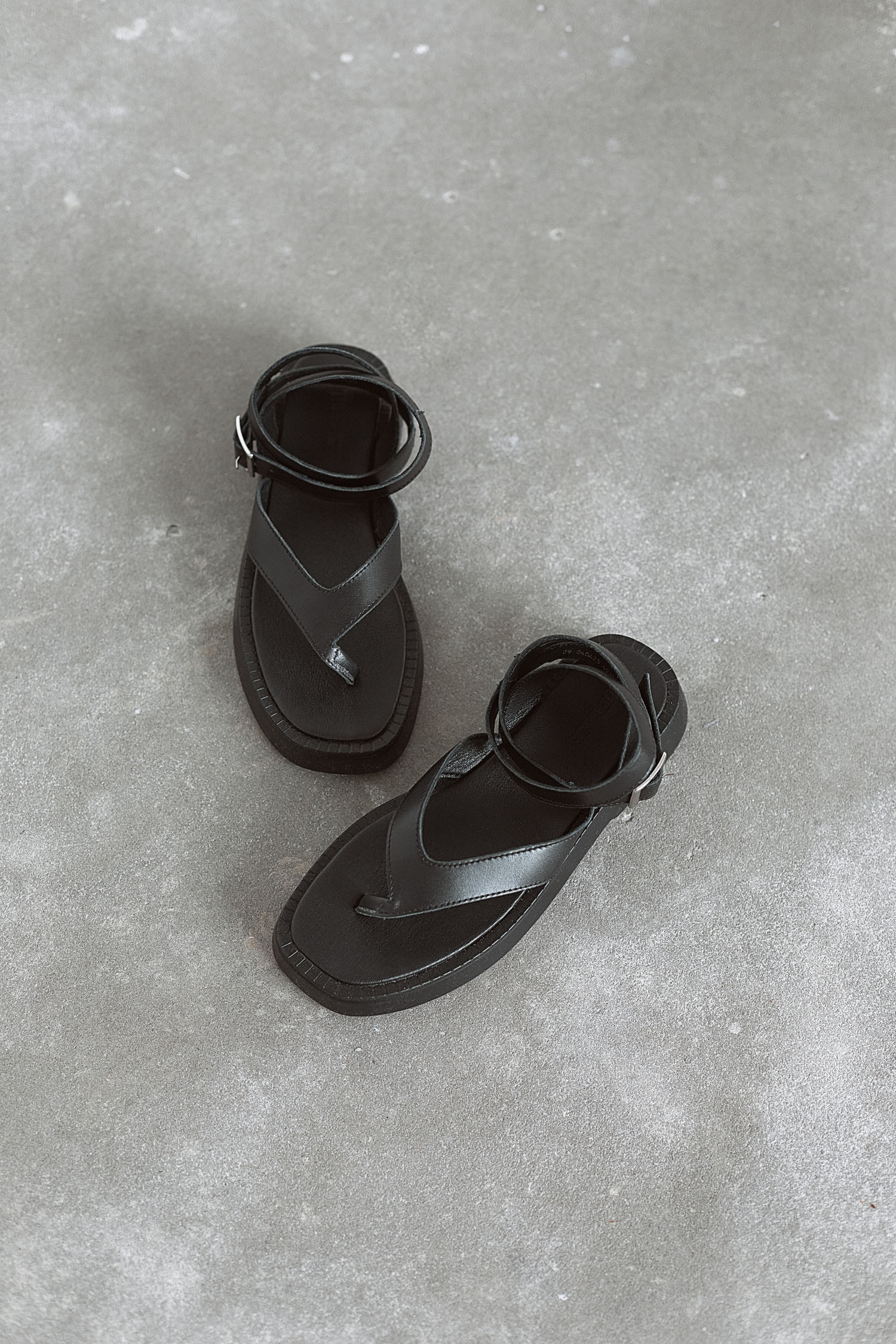 Шкіряні сандалі на ремені чорні - THE LACE фото 158849