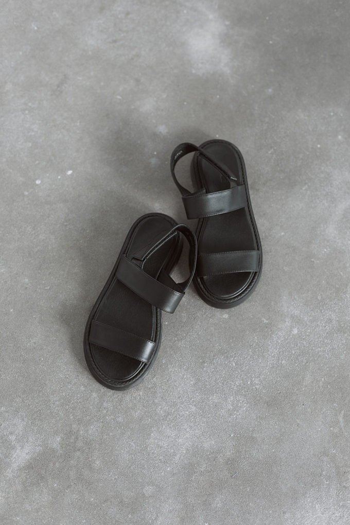 Шкіряні сандалі на застібках чорні - THE LACE photo 158938