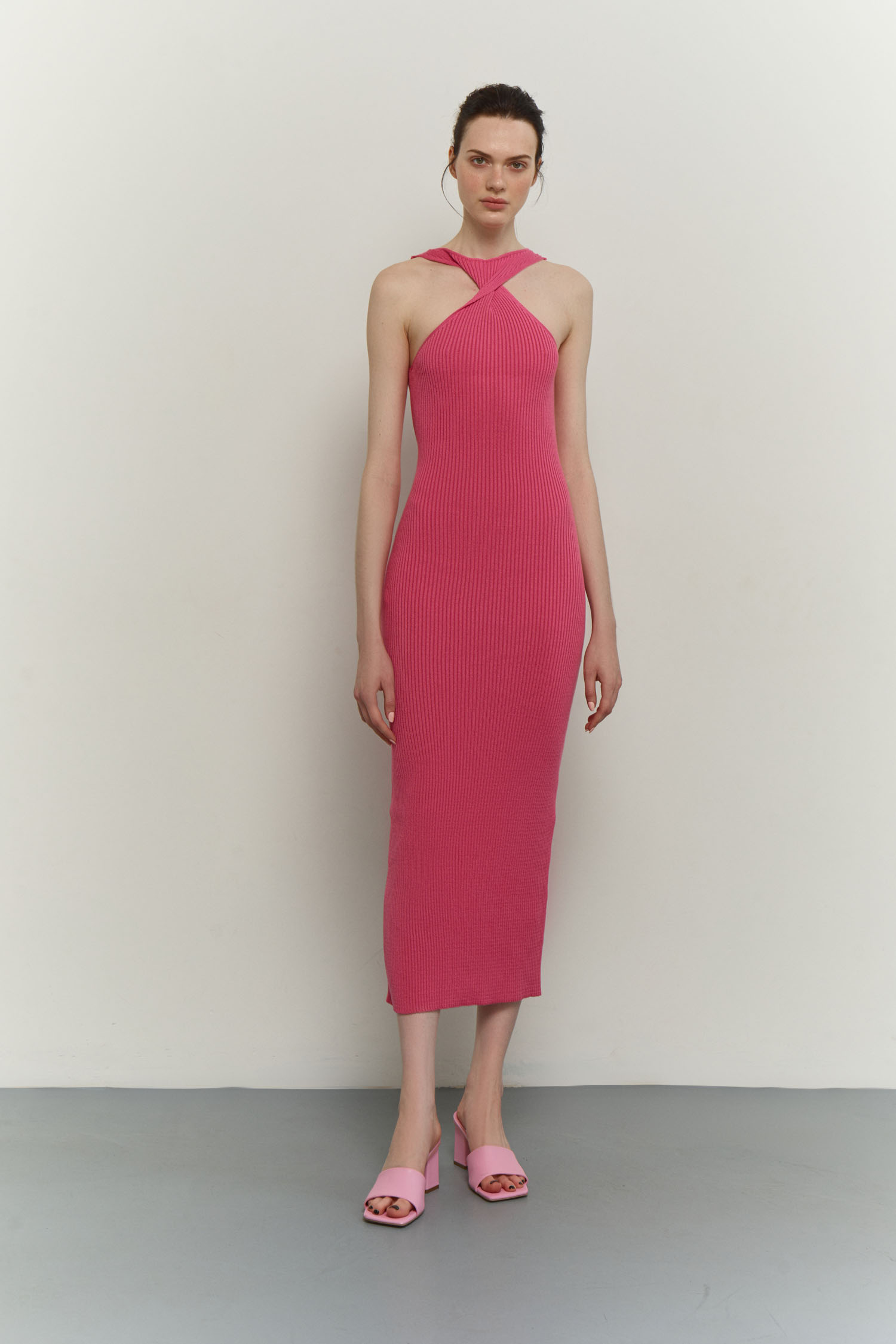 Трикотажна сукня міді з перекрученим верхом фуксія - The Lace фото 238322