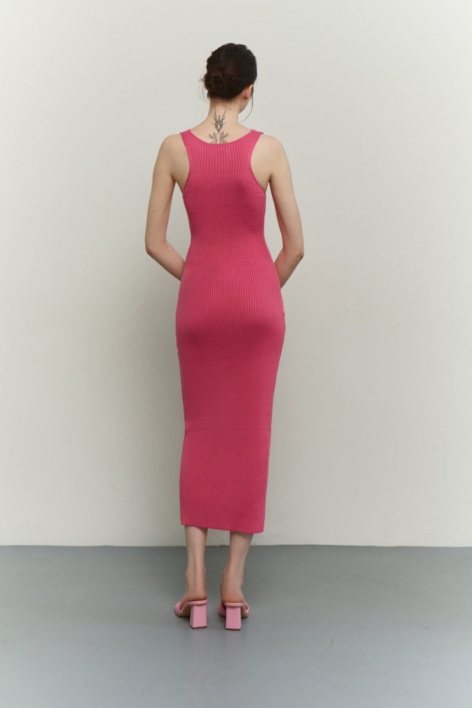 Трикотажна сукня міді з перекрученим верхом фуксія фото 3