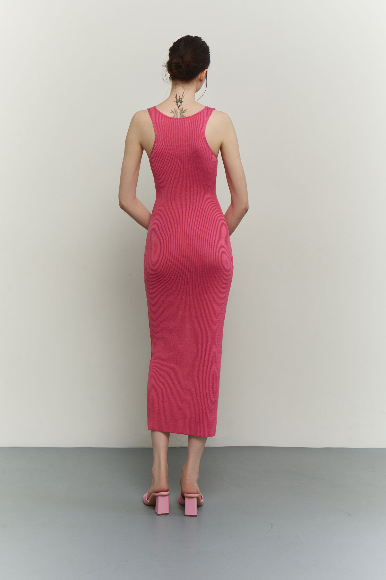 Трикотажна сукня міді з перекрученим верхом фуксія - The Lace фото 238324