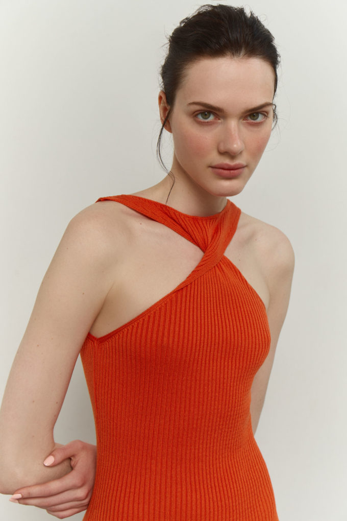 Трикотажна сукня міді з перекрученим верхом помаранчева - The Lace