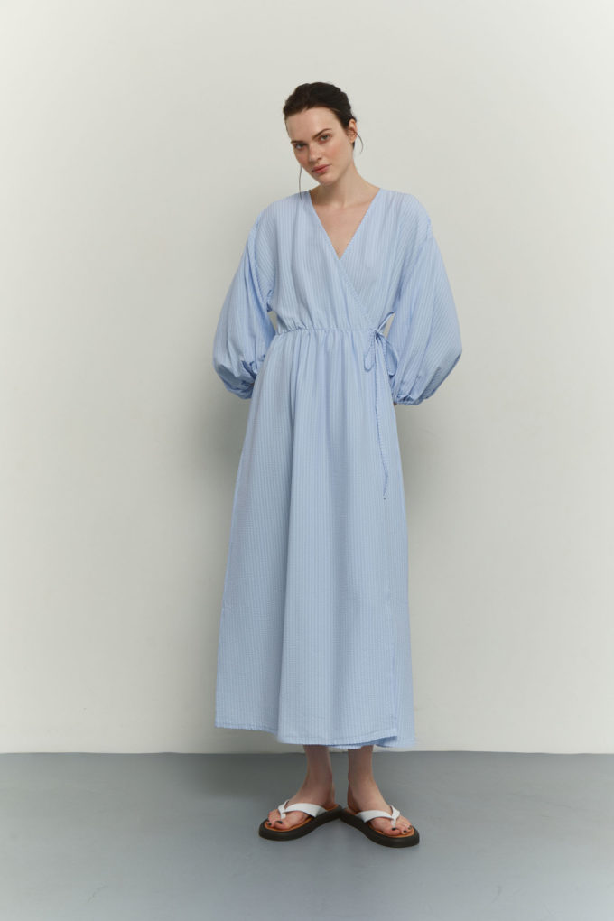 Сукня міді на запах в текстурну смужку блакитна фото 2