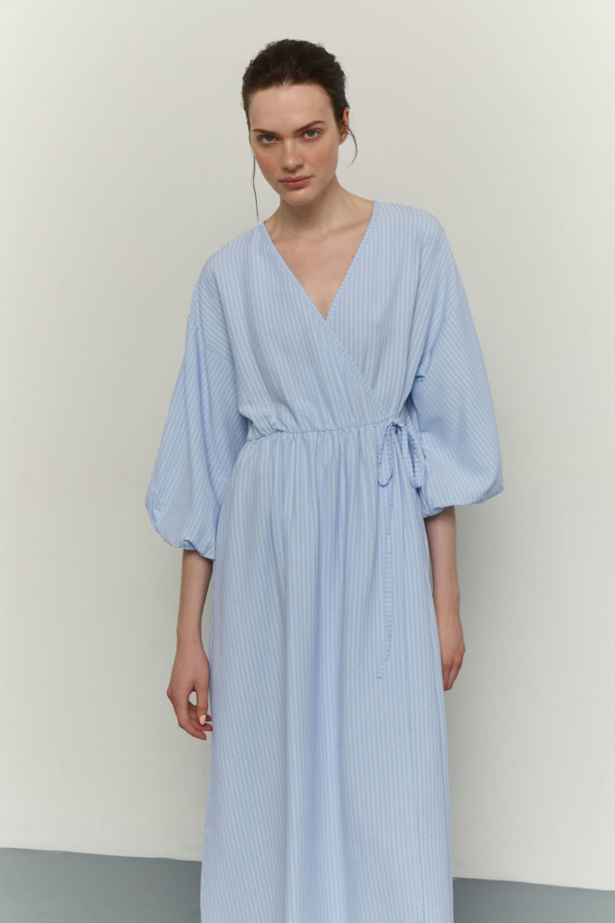 Сукня міді на запах в текстурну смужку блакитна - THE LACE