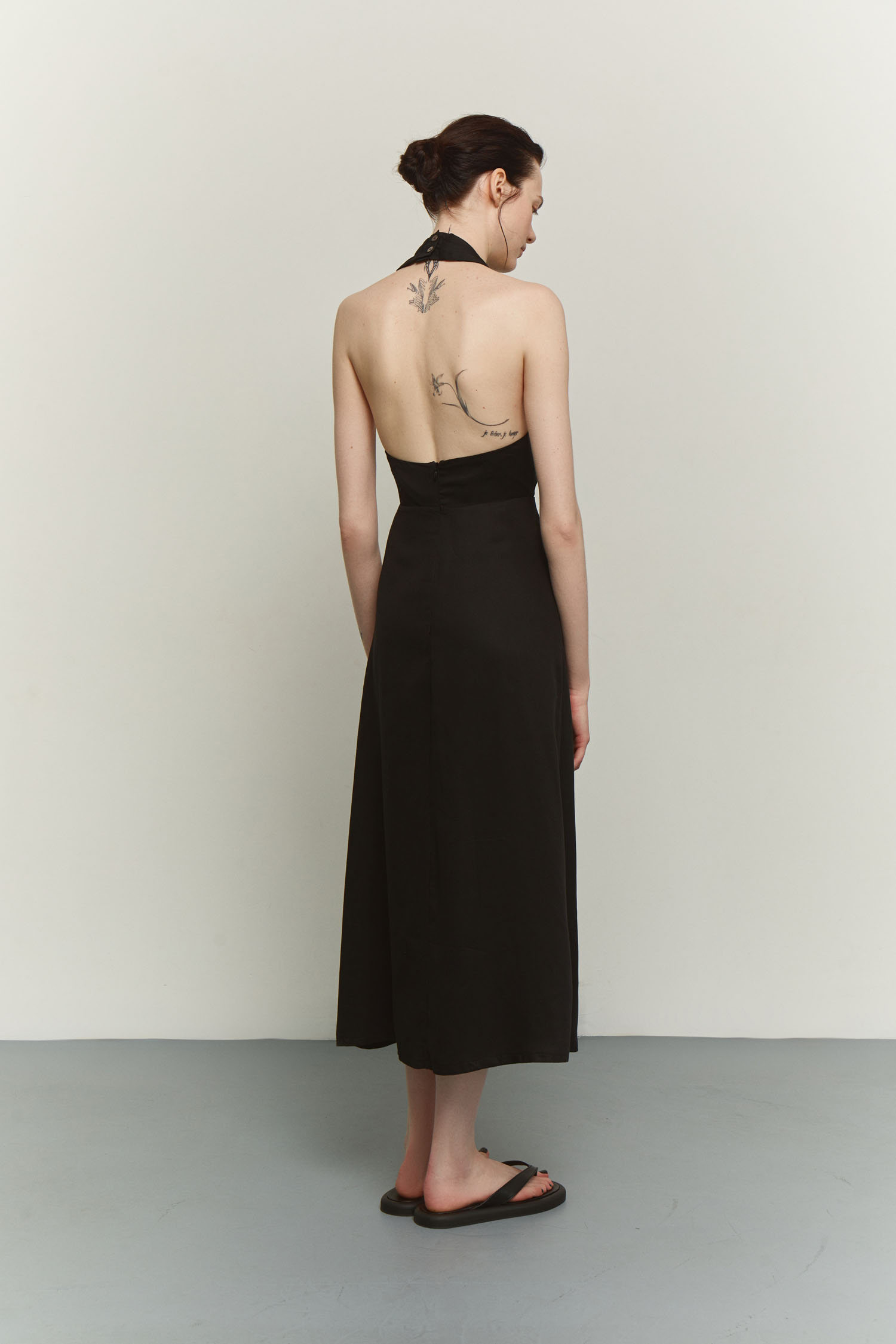 Сукня міді з відкритою спиною з тенселу чорна - THE LACE photo 238337