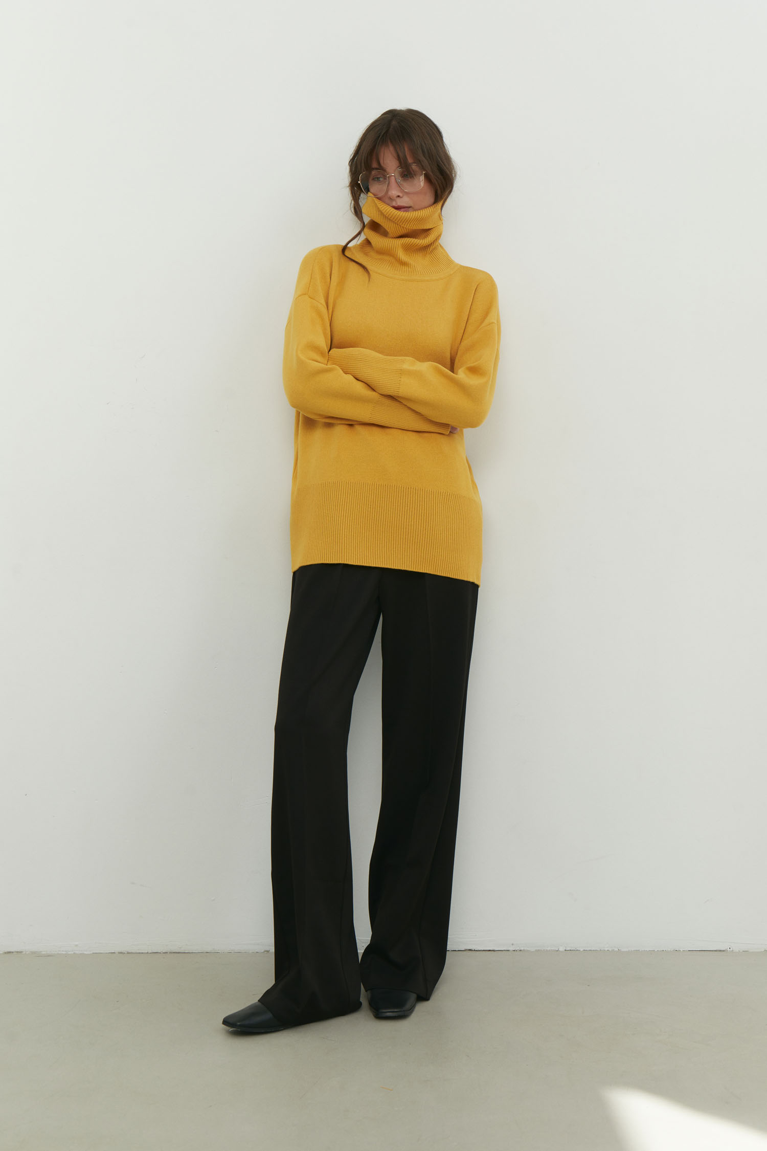 Трикотажний светр з об'ємною горловиною гірчичний - THE LACE фото 245240