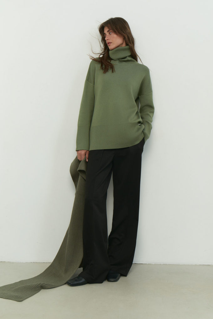 Трикотажний светр з об'ємною горловиною оливковий фото 3