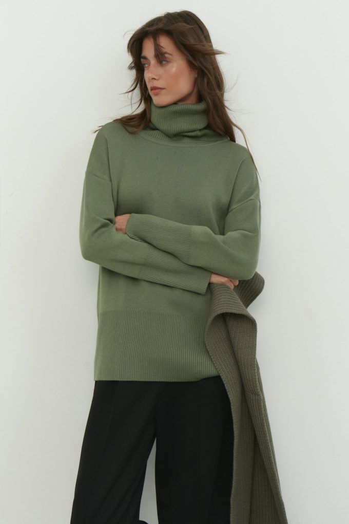 Трикотажний светр з об'ємною горловиною оливковий - THE LACE