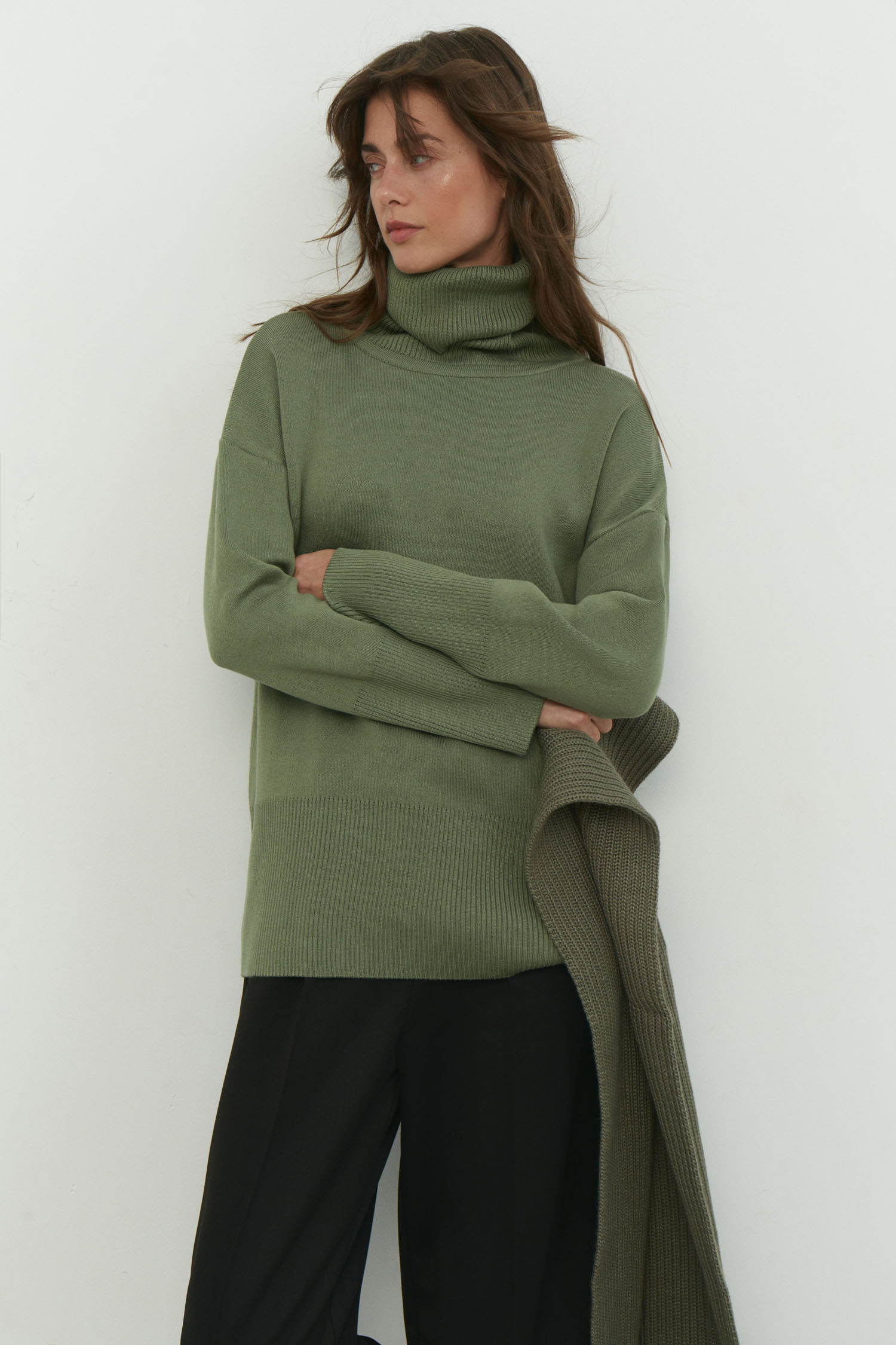 Трикотажний светр з об'ємною горловиною оливковий - THE LACE photo 245245