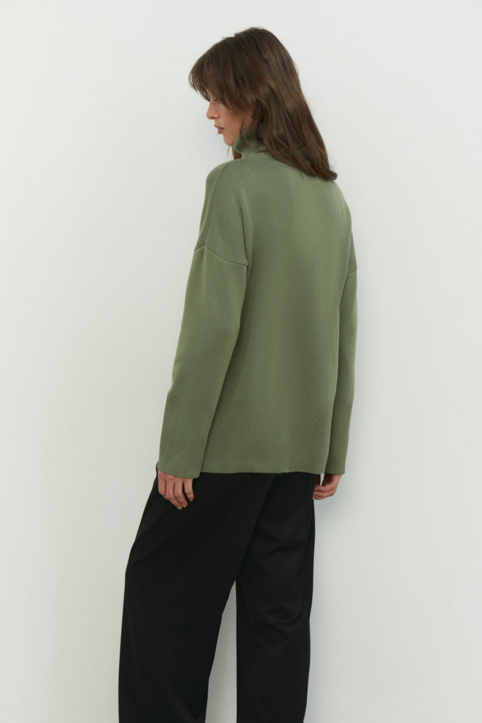 Трикотажний светр з об'ємною горловиною оливковий фото 2