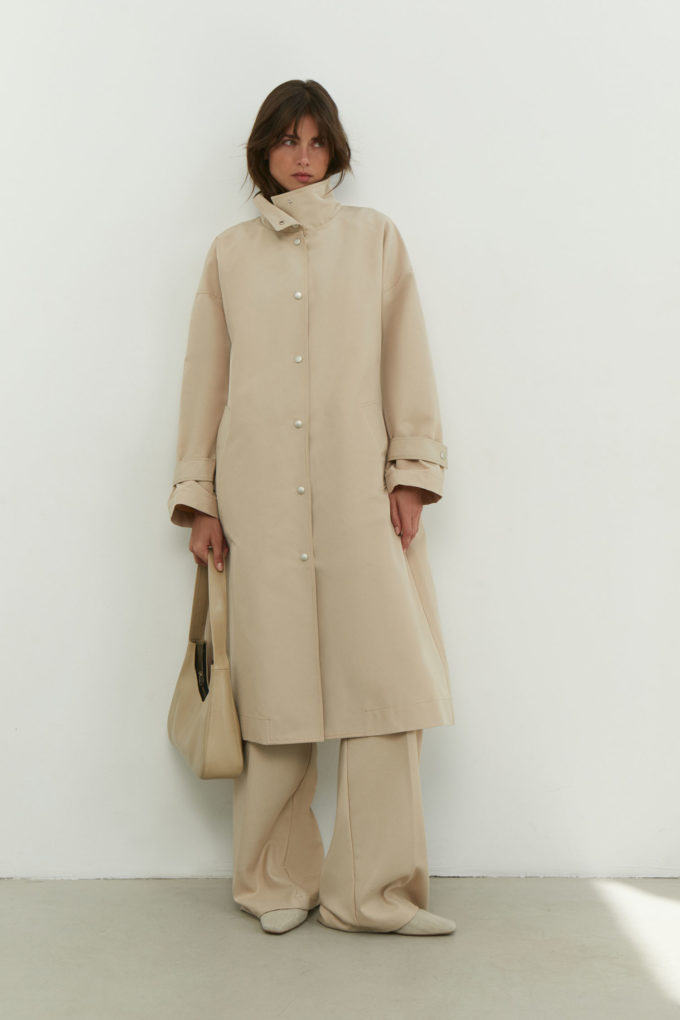 Beige trench coat with a free cut photo 2