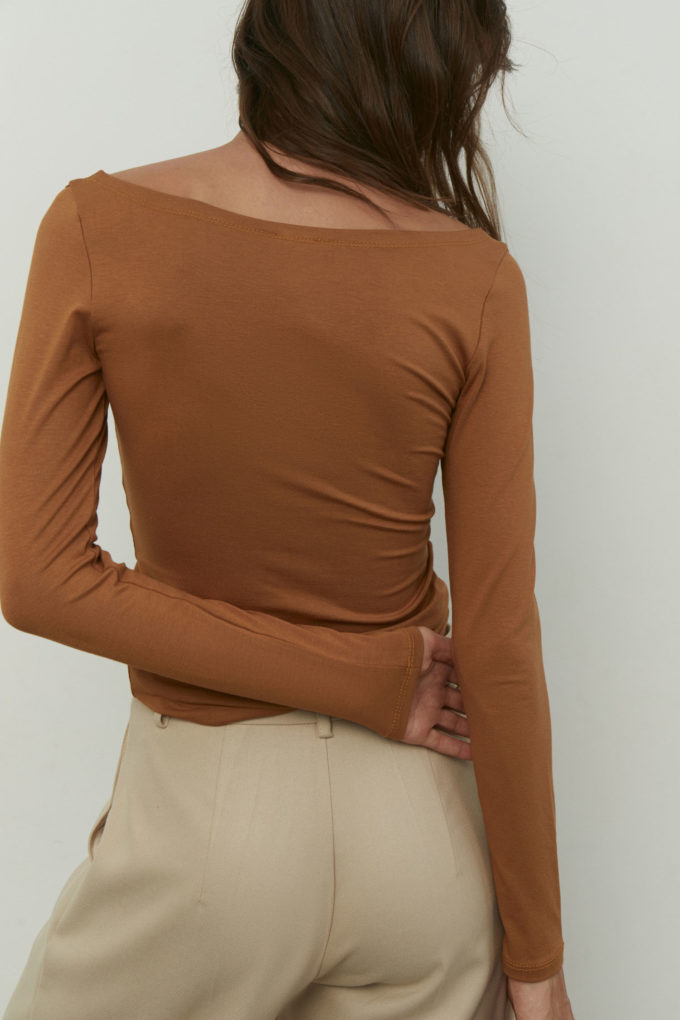 Longsleeve with round neck in camel color photo 2