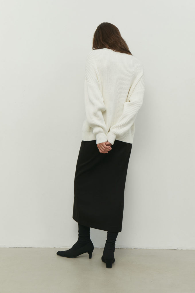 Knitted sweater with voluminous sleeves in milk photo 2