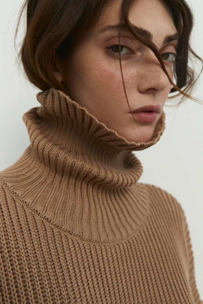 Трикотажний светр з об'ємнимими рукавами бежевий - THE LACE