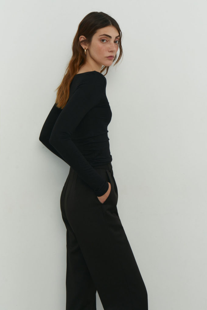 Longsleeve with round neck in black photo 2