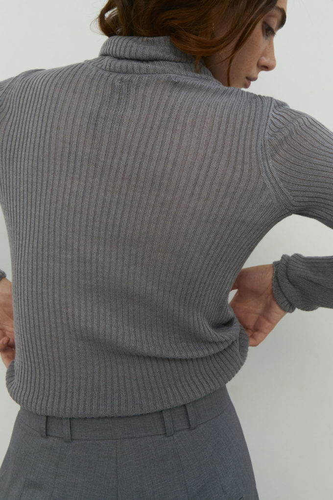 Thin ribbed turtleneck sweater in gray photo 3