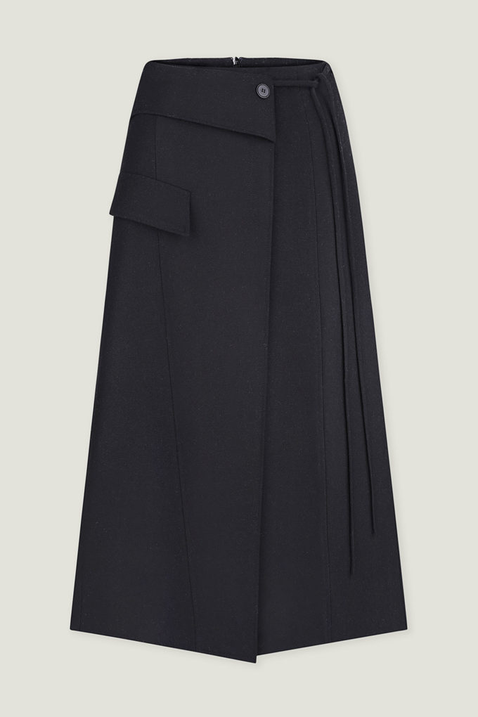 Black woolen midi skirt with a tie photo 5