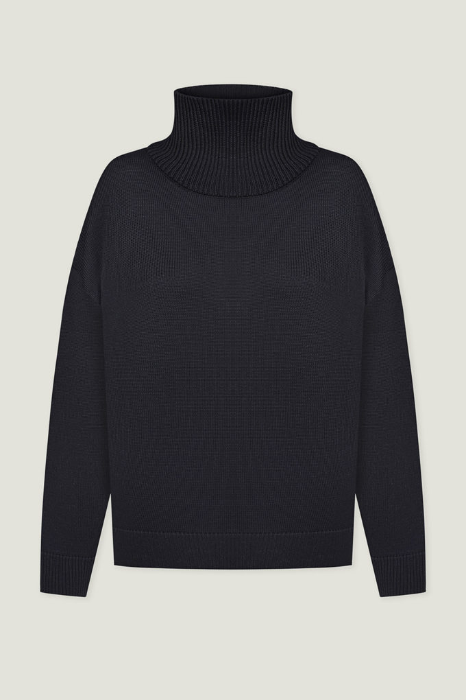 Merino wool sweater with neckline in black photo 4