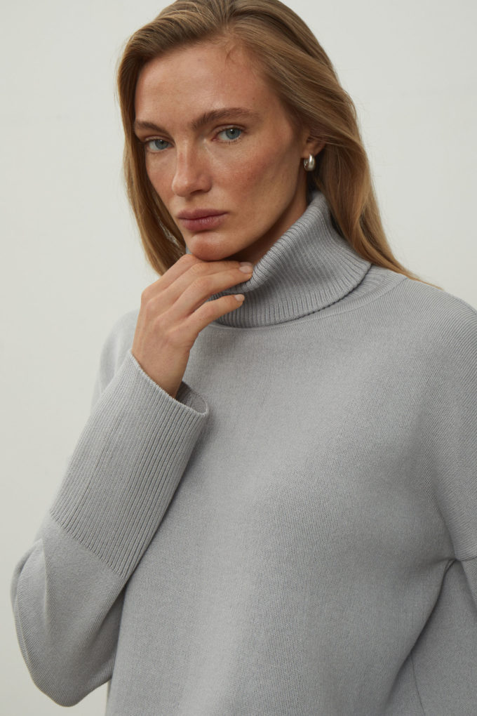 Light gray knitted sweater with voluminous neck photo 2