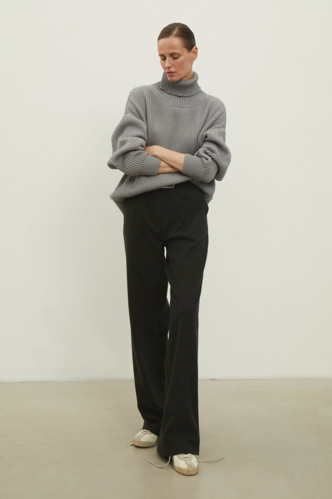 Трикотажний светр із об'ємними рукавами сірий фото 2
