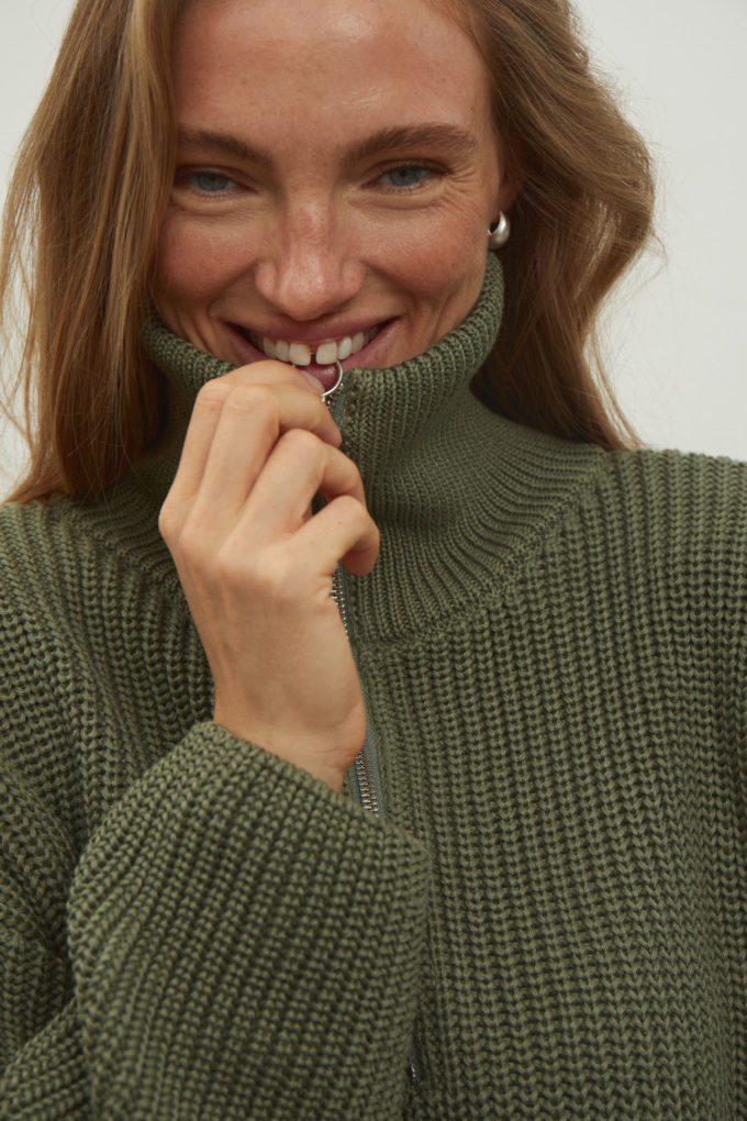 Трикотажний светр оверсайз із блискавкою оливковий - THE LACE