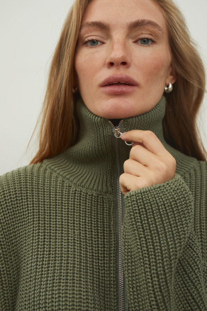 Oversized knitted sweater with a zipper in olive color photo 4