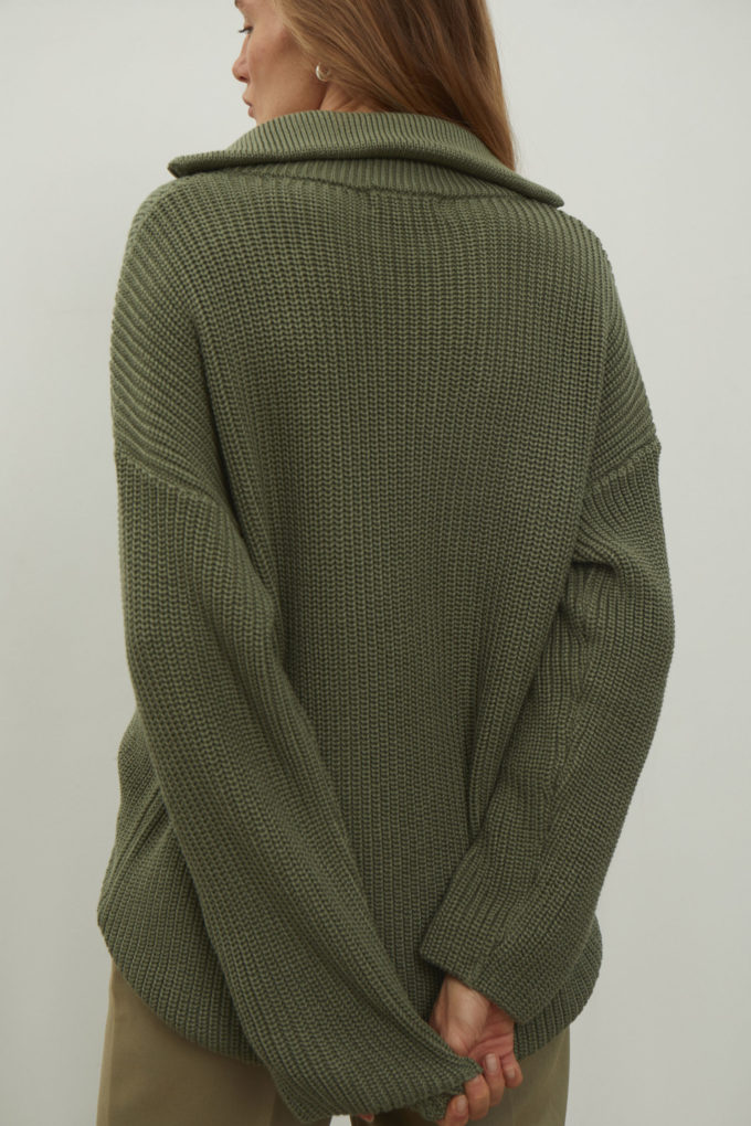 Oversized knitted sweater with a zipper in olive color photo 3