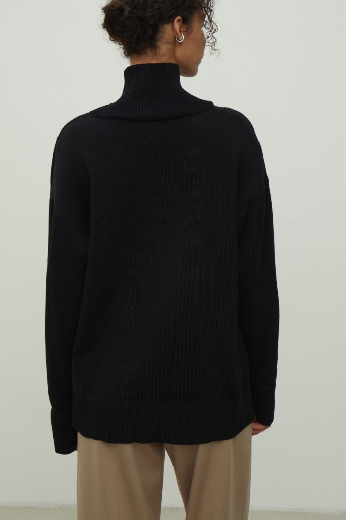Merino wool sweater with neckline in black photo 2