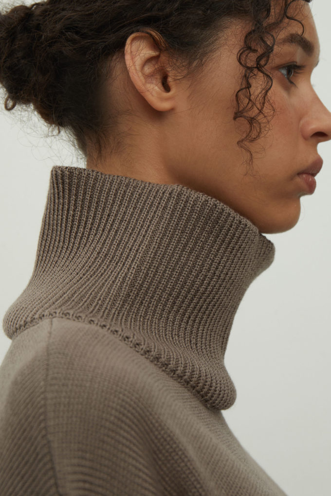 Merino wool sweater with neckline in dark olive photo 2