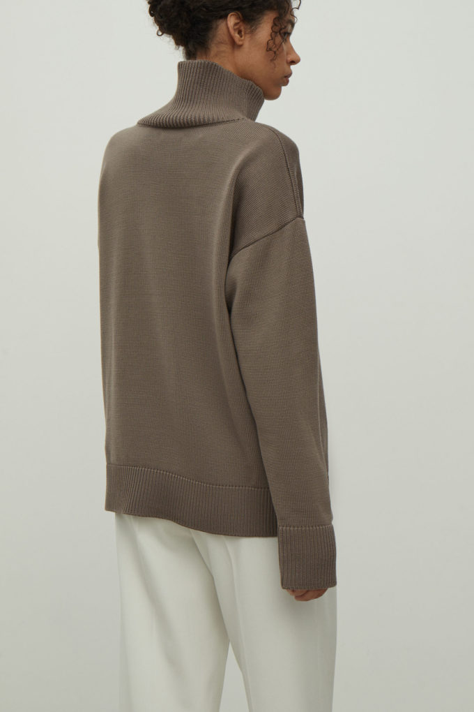 Merino wool sweater with neckline in dark olive photo 3